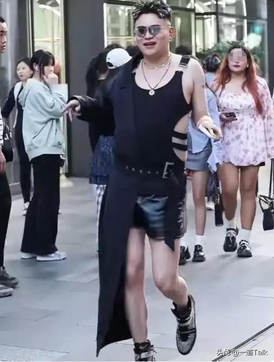 世界杯高清观看-这跟不穿有啥区别？内裤外露、开叉开到腰，有钱人的时尚真看不懂