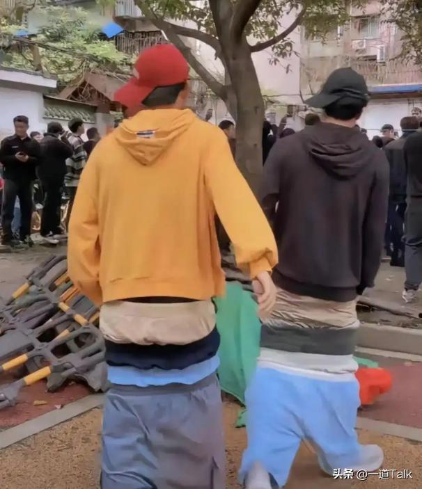 世界杯高清观看-这跟不穿有啥区别？内裤外露、开叉开到腰，有钱人的时尚真看不懂