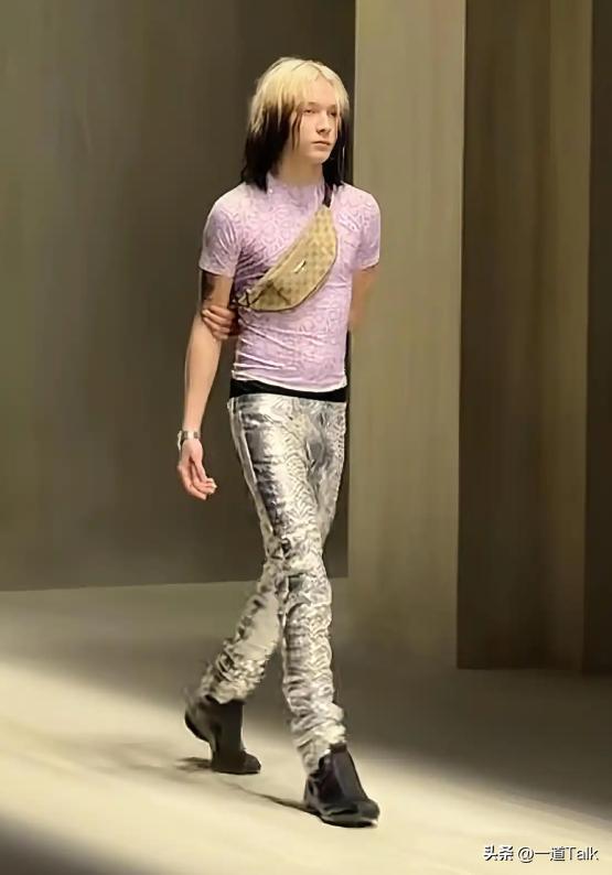 世界杯高清观看-这跟不穿有啥区别？内裤外露、开叉开到腰，有钱人的时尚真看不懂