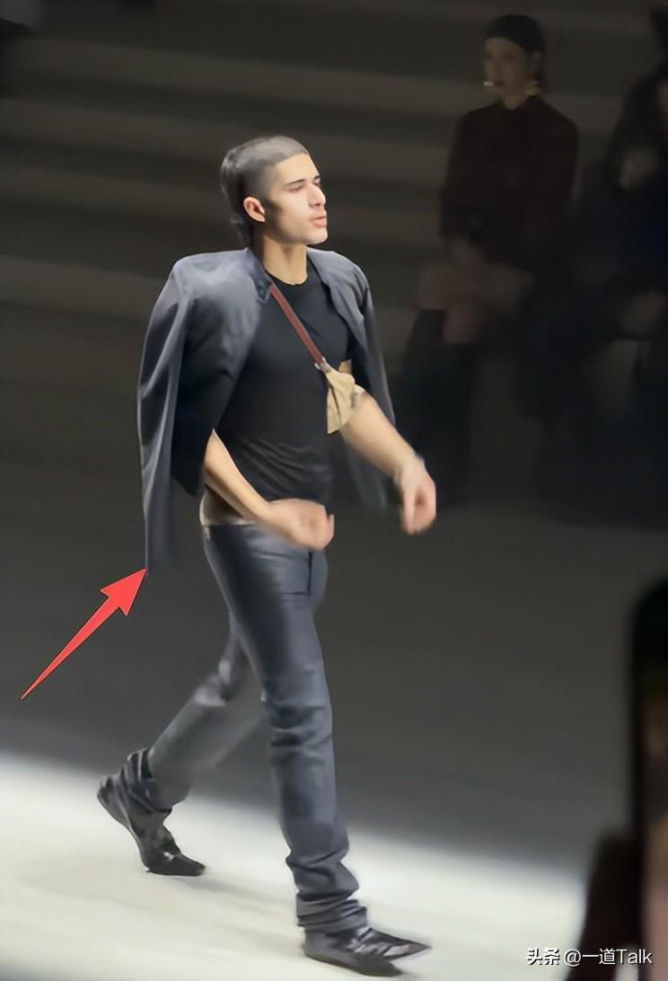 世界杯高清观看-这跟不穿有啥区别？内裤外露、开叉开到腰，有钱人的时尚真看不懂