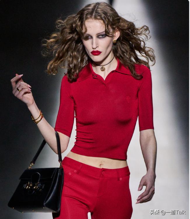 世界杯高清观看-这跟不穿有啥区别？内裤外露、开叉开到腰，有钱人的时尚真看不懂